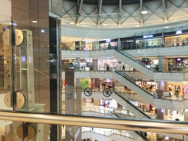 上海徐家汇汇金百货商场发生女子坠楼事件，警方介入调查